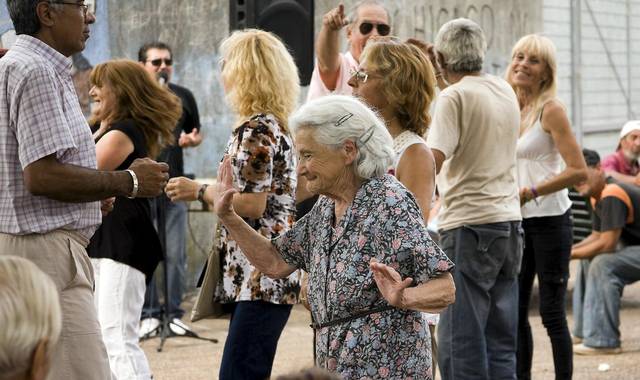 Ældre kvinder nyder livet og danser på et torv
