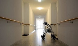 Rollator står alene på en gang