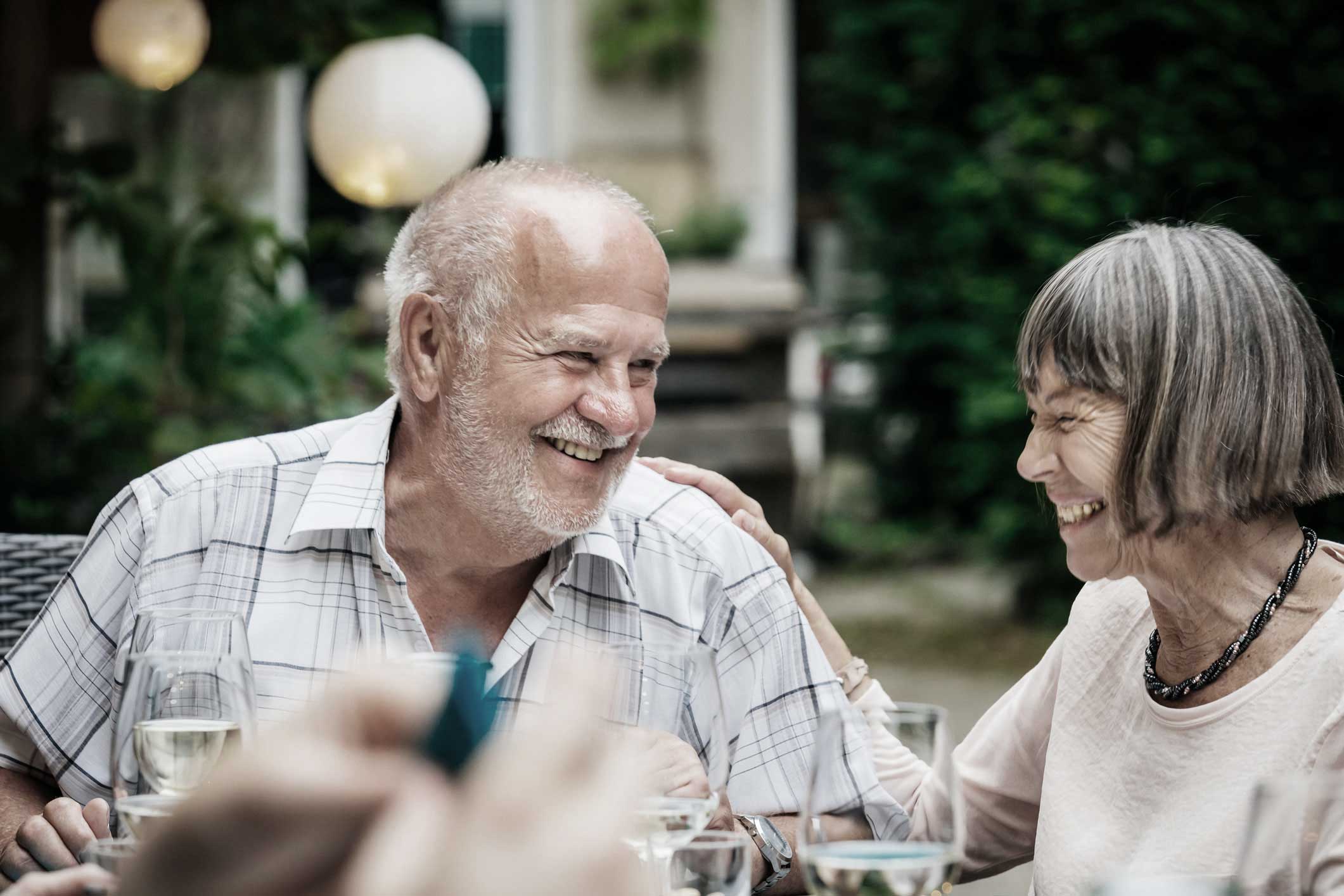 Ældre smilende ægtepar hygger sig på restaurant